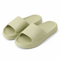 Claquettes 42/43 en mousse vert pâle à enfiler pour usage quotidien